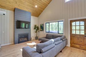 sala de estar con sofá y chimenea en Vacation Rental 3 Mi to Flathead Lake with Hot Tub en Lakeside