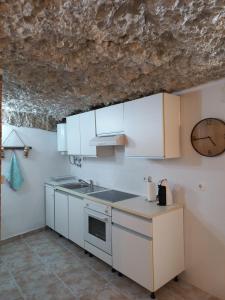 Una cocina o zona de cocina en Casa Cueva EL PORTÓN