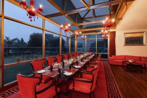 Bazén v ubytování Sheraton New Delhi Hotel nebo v jeho okolí