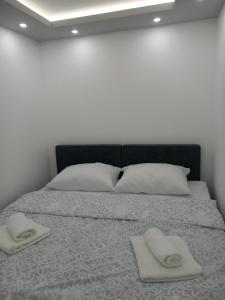 Tempat tidur dalam kamar di Apartman JOVANA