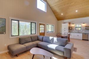 a living room with a couch and a table at Lakeside Vacation Rental with Private Hot Tub in Lakeside