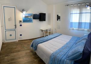 1 dormitorio con cama, ventana y mesa en B&B da Miranna, en Dorgali