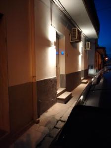 un edificio con luci sul lato di una strada di Le due maison a Pulsano