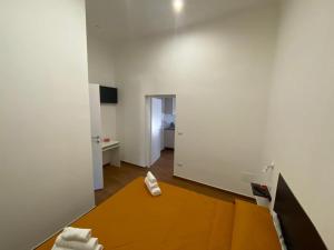 een kamer met een tafel en een witte muur bij Le due maison in Pulsano