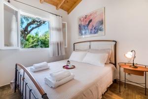 Posteľ alebo postele v izbe v ubytovaní Poly's Villa Lefkada