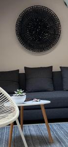 uma sala de estar com um sofá e uma mesa em Appartamento nel Borgo em Rovereto