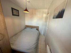 Postel nebo postele na pokoji v ubytování Vakantieappartement Oostende met privéparking