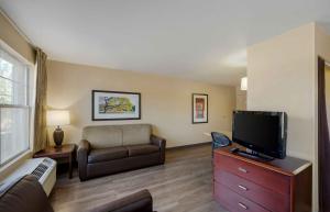 TV a/nebo společenská místnost v ubytování MainStay Suites Las Vegas Flamingo