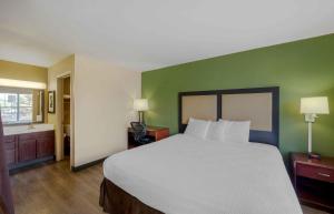 Postel nebo postele na pokoji v ubytování MainStay Suites Las Vegas Flamingo