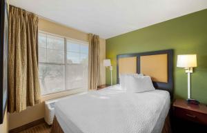 Postel nebo postele na pokoji v ubytování MainStay Suites Las Vegas Flamingo