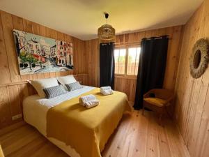 Katil atau katil-katil dalam bilik di Cabane Noa neuve- piscine chauffée +9 gambar