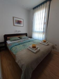 1 dormitorio con 1 cama con toallas en Apartment Bencic, en Umag