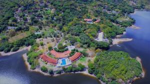 an aerial view of a house on an island in the water at Casa en Condominio Santa Helena in Yaguará