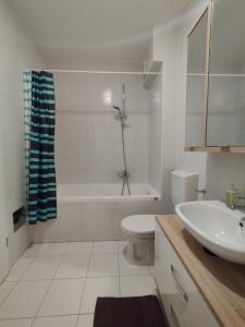 Baño blanco con lavabo y aseo en Apartment Bencic, en Umag