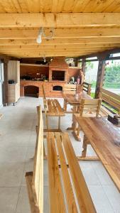 un gruppo di panche di legno in un padiglione di Cazare Vila GOG - Rm Valcea-Salina Ocnele Mari a Râmnicu Vâlcea