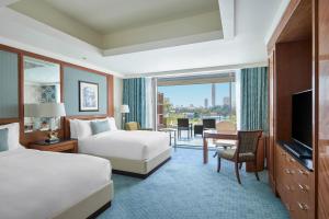 開羅的住宿－開羅尼羅河麗思卡爾頓酒店集團，酒店客房设有两张床和电视。
