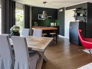 uma sala de estar com uma mesa de madeira e cadeiras em Holiday home Onsala IV em Onsala