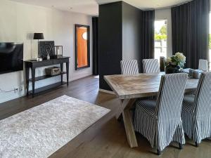 uma sala de estar com uma mesa de madeira e cadeiras em Holiday home Onsala IV em Onsala