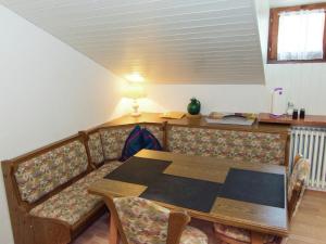 ein Esszimmer mit einem Holztisch und Stühlen in der Unterkunft Peaceful Holiday Home in Ruhpolding with Sauna in Ruhpolding