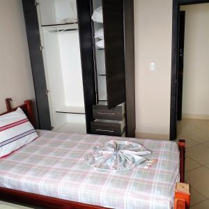 una camera con un letto, un comò e un armadio aperto di Apartment in Atacames ad Atacames