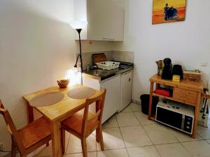 cocina con mesa y cocina pequeña con mesa y sillas en Agréable appartement F2 à Le Perreux-Sur-Marne, en Le Perreux-Sur-Marne