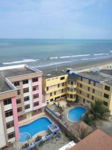 una vista aerea di un hotel e dell'oceano di Apartment in Atacames ad Atacames