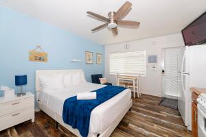 a bedroom with a bed and a ceiling fan at Tropic Isle Boutique Hotel in Hollywood