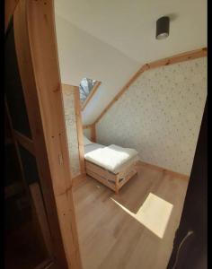 Cama o camas de una habitación en Aprtamenty Pod Dobrym Aniołem - domek