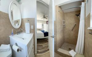 uma casa de banho com um lavatório e um chuveiro em Tropic Isle Boutique Hotel em Hollywood