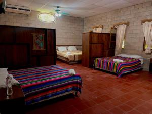 Tempat tidur dalam kamar di El Bosque Hotel