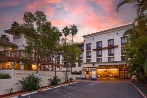 uma vista exterior de um hotel com estacionamento em Courtyard San Diego Old Town em San Diego