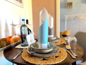 uma mesa com uma vela azul e branca em Elbling Apartment mit Terrasse - Netflix - Parkplatz - Weinbergblick em Meißen