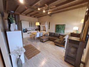 - un salon avec un canapé et une table dans l'établissement Marina View, à Thasos