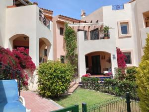 Willa z ogrodem i kwiatami w obiekcie Casa Irina & Elena 2bed 2bath w mieście Los Altos