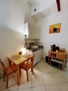 cocina con mesa, mesa y fogones en Agréable appartement F2 à Le Perreux-Sur-Marne, en Le Perreux-Sur-Marne