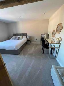 מיטה או מיטות בחדר ב-Cosy newly renovated 3 bedroom house - Town centre Horncastle