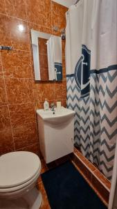 bagno con servizi igienici bianchi e lavandino di Guest House Jasmin a Rovigno (Rovinj)