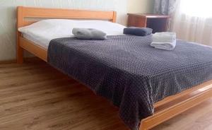 ein Schlafzimmer mit einem Bett mit zwei Handtüchern darauf in der Unterkunft Apartment in city center in Kiew
