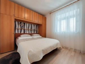 1 dormitorio con cama y ventana en Apartment Marino, en Čižići