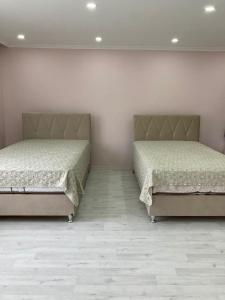 two beds sitting next to each other in a room at Doğa içinde ferah huzurlu müstakil ev in Of