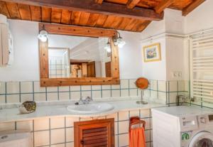 ein Badezimmer mit Waschbecken und Spiegel in der Unterkunft Molino del Caracol in Benaoján