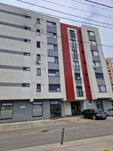 ein Justizgebäude mit einem davor geparkt in der Unterkunft Apart Confort in Bacău