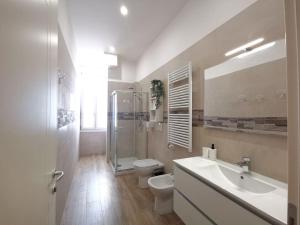 La salle de bains est pourvue de toilettes, d'un lavabo et d'une douche. dans l'établissement Casa di Serena, à Mestre