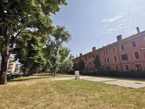 un parco di fronte a un grande edificio in mattoni di Casa di Serena a Mestre