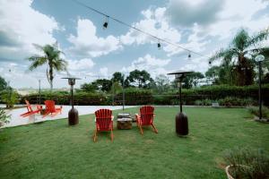 dos sillas rojas y una mesa en un patio en Serra Alta Hotel, en São Bento do Sul