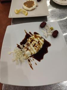 un trozo de pastel de chocolate en un plato blanco en Agriturismo Rossolampone en Gerano