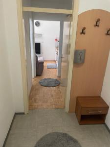 un couloir avec une porte menant à un salon dans l'établissement Lakiluk, à Kranj