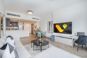 TV a/nebo společenská místnost v ubytování Vogue Al Wasl 1 Residence West 13th Floor with Large Balcony for view of Sheikh Zaid Road and One Za'abeel Tower and Burj Khalifa, Walkable to Metro with Easy Access to Sheikh Zayed Road & Dubai World Trade Centre