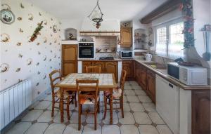 a kitchen with a table and chairs in it at Stunning Home In Quoux-haut-manil With Wifi And 2 Bedrooms in Haut-Maînil