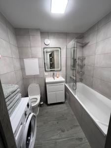 y baño con aseo, bañera y lavamanos. en Апартаменти, en Beregovo
